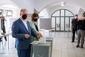 當地時間6月6日，德國薩安州舉行議會選舉，現任州長哈澤洛夫與妻子在馬格德堡的投票站投票。 （圖源：視覺中國）