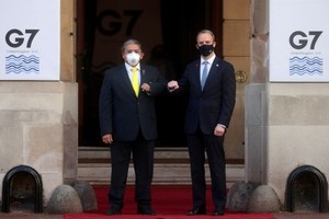 英國倫敦，G7外長會在蘭開斯特宮舉行會議，現場嚴格執行“碰臂禮”。（圖源：路透社）