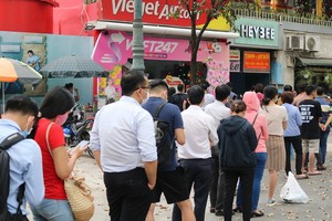 2021年春節期間乘客因受新冠肺炎疫情的影響，而須在機票代售處前排隊要求更換或取消機票。