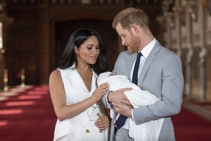 梅根已於4日早上在美國誕下一名女兒，母女平安。哈里王子夫婦未公佈女兒照片，圖為2019年，梅根產下大兒子阿奇後與媒體見面。（圖源：AP）