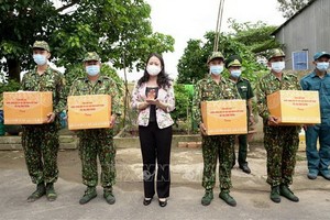 國家副主席武氏映春（中）向安江省新冠肺炎疫情防控工作力量贈送輔助禮物。（圖源：越通社）