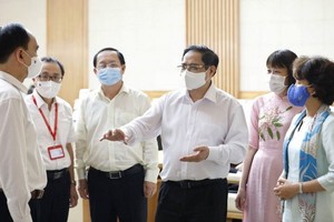 范明政總理（中）與各新冠疫苗研發生產單位代表交談。（圖源：越通社）