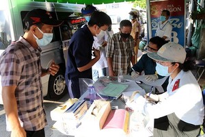 民眾在守德市協平福坊永平橋腳下的防疫崗申報健康。