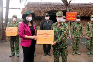 國家副主席武氏映春探望西南邊境區防疫力量