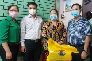 第五郡郡委書記阮孟強、郡越南祖國陣線委會主席黎晉才探望貧困戶。