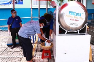 多郡向民眾派發大米