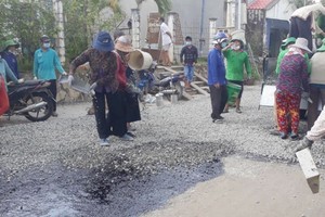 阿強的志願修補道路隊正在修補一段損壞的道路。