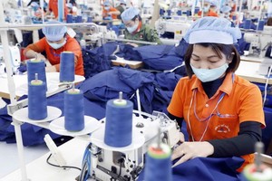 各企業在生產車間加強防疫工作。（圖源：陳越）