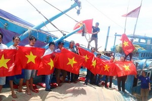 平順省漁民展開國旗合照。（圖源：勞動者報）