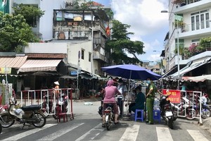 第五郡某菜市場提高防疫工措施。