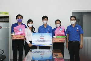 共青團平陽省省委向貧困大學生贈送必需品。（圖源：平陽大學）