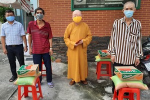 第八坊與蓮華寺向地方貧困戶贈送日用品。