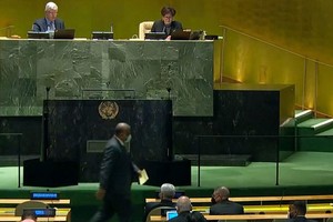 2021年6月11日，在安理會五個非常任理事國的選舉中，阿聯酋大使走向投票箱。（圖源：聯合國）