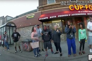 2021年普利策獎特別褒揚獎得主弗雷澤（右三）在2020年5月25日用手機拍下黑人男子弗洛伊德被拘捕的片段。（圖源：路透社）