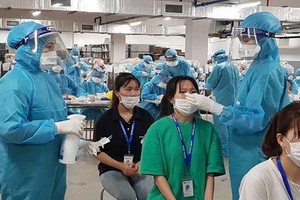 醫護人員在為勞工採樣檢測。（圖源：衛生部）