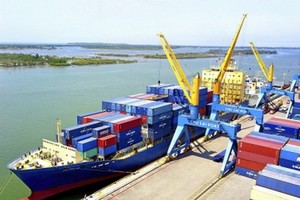 將木屑運上船。