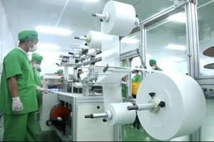 越南醫療公司生產口罩車間一瞥。