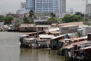 5月17日下午，雙涌的8間沿涌房突然坍塌落入涌中。 