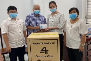 華人企業家呂永雄(左二)向第五郡第四坊領導轉交支持防疫物資。