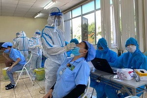 為工業區所屬工人進行採樣檢測。