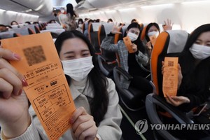 使用免著陸旅遊產品的遊客。（圖源：韓聯社）