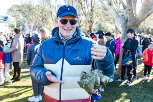 一名男子在坎培拉展示粽子。（圖源：互聯網）