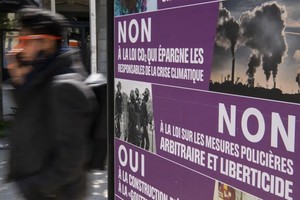 瑞士街頭關於這次公投的宣傳畫，呼籲民眾否決《反恐法》和新修訂的《二氧化碳減排法》。（圖源：路透社）