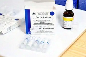 俄羅斯研製的鼻噴新冠疫苗。（圖源：路透社）