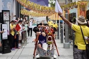 參賽隊伍進行「拔河對戰賽」的陸上龍舟賽事。（圖源：互聯網）