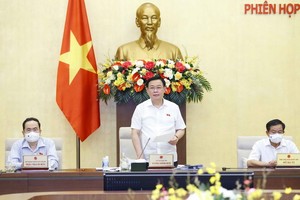 國會主席王廷惠（中）主持會議。（圖源：越通社）