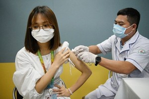 醫護人員為北寧省安豐工業區越南三星電子公司工人接種新冠疫苗。