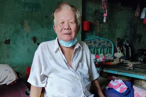 梅國根雙眼視力模糊，雙腳無力，行動極其困難。