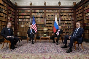 俄羅斯總統普京（右二）和美國總統拜登（左二）在拉格朗熱別墅舉行會談。（圖源：AP）