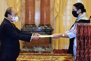國家主席阮春福（左）接受新西蘭新任駐越大使遞交國書。（圖源：越通社）