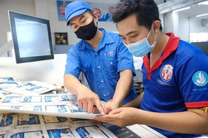 市技術師範大學生（右）獲安排到7號印刷股份 公司印刷廠實習。