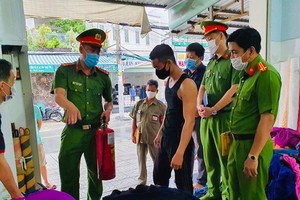 新富郡公安向當地經營戶解說有關消防責安全規定。