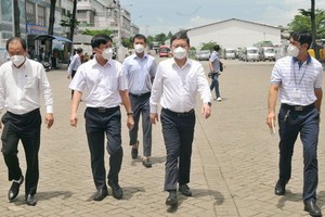 市人委會副主席楊英德（前右二）親往視察寶元公司的疫情防控工作。（圖源：勇方）