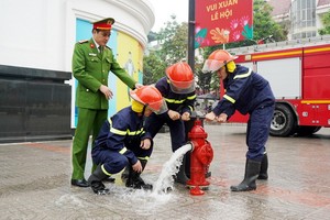 職能力量檢查消防設備安全。（圖源：消防警察局）
