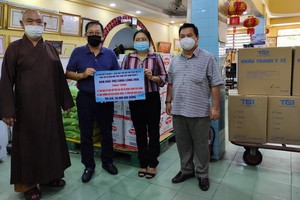 龍華寺護法會向隔離區居民捐助10噸蔬菜。