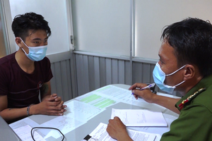 警方向該團夥頭目鄧廷海（左）錄取口供。（圖源：警方提供）