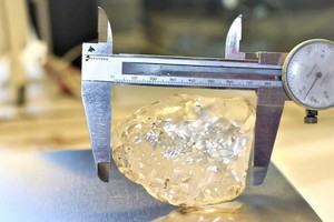 當地時間6月16日，博茲瓦納開采的一顆約為1098克拉的鑽石被認為是目前世界第三大鑽石，排名前兩名的鑽石分別為1905年在南非發現的3106克拉和2015年在博茨瓦納發現的1109克拉。（圖源：路透社）