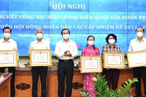 市委書記阮文年（左三）向各單位頒授獎狀。（圖源：越勇）