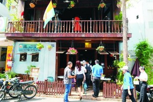 年輕人參觀西貢別動咖啡店。