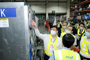 衛生部長阮清隆在機場接收疫苗。 （圖源：陳明）