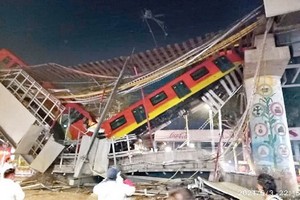 墨西哥城高架橋倒塌，造成多人死傷。（圖源：互聯網）