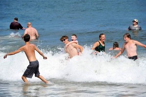 美國西部溫度創新高，不少民眾都去海灘避暑。（圖源：AFP）