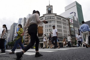 東京、大阪、北海道等９個都道府縣解除緊急事態宣言後，將改為實施防止疫情蔓延等重點措施。（圖源：AP）