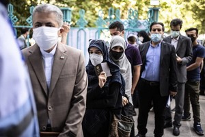 6月18日，人們在伊朗德黑蘭一個投票點排隊等待投票。 （圖源：新華社）