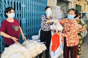 第六郡零元攤位為貧困者服務。