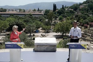 6月17日，歐盟委員會主席馮德萊恩（左）在希臘雅典和希臘總理米佐塔基斯舉行聯合新聞發佈會。（圖源：新華社）